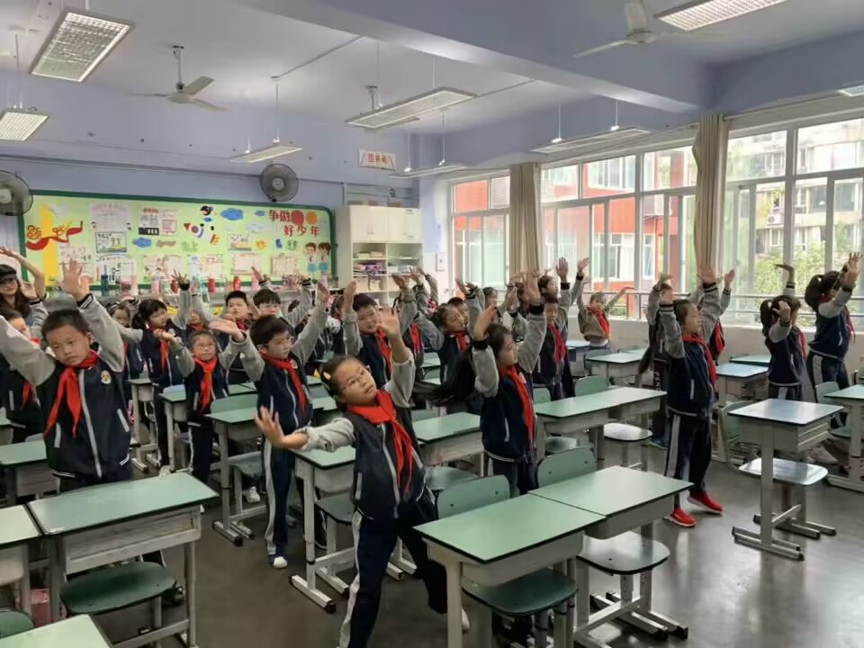 成都市李家沱实验小学：活力室内操，快乐大课间