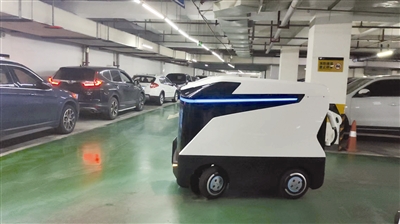 机器人“上门”给汽车充电 本月底前将在成都投用