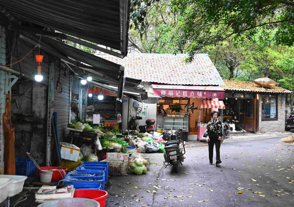 成都这个“马路菜市”，拥有朋克风的咖啡馆，装着街巷里的人生故事